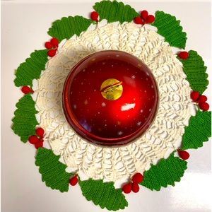 VINTAGE Christmas 🎄 Hand Crocheted Centerpiece